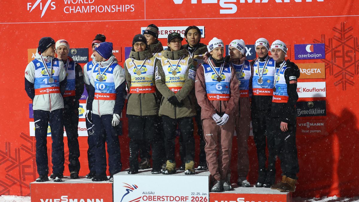 Japonci mají první titul v letech na lyžích, Slovince zradila Prevcova lyže, která ujela z můstku